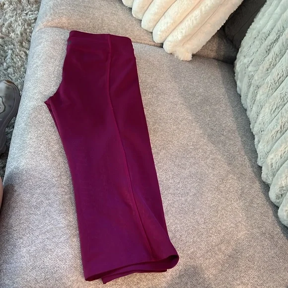 Women’s UNDER ARMOR WORKOUT CAPRIS ❤️💜💜 Excellent condition… - Picture 2 of 6